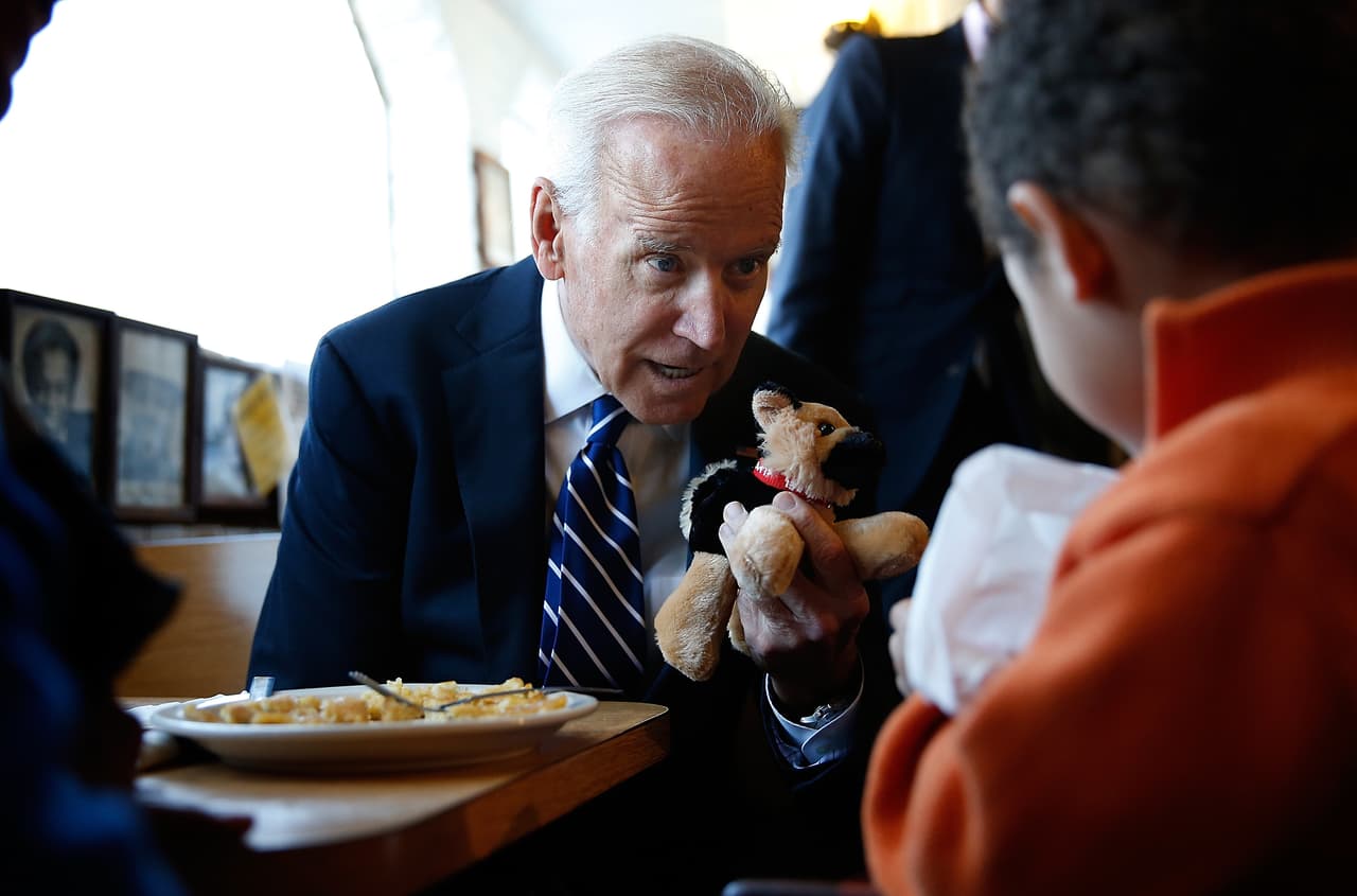 Biden, el calmado líder tradicional que destronó al rabioso 'antipolítico' Donald Trump