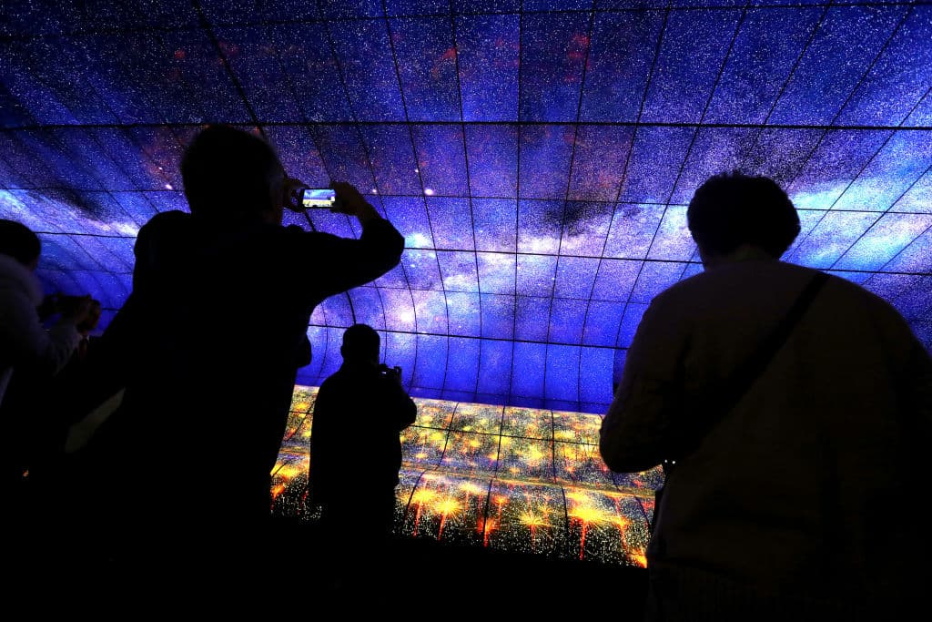 El evento presentó innovaciones tecnológicas en 11 categorías que incluyeron avances en los rubros de salud, familia y hogar, seguridad, entretenimiento inmersivo o realidad virtual, Internet de las cosas deportes, entretenimiento, criptomonedas, movilidad, inteligencia artificial y nuevas invenciones.
<br>