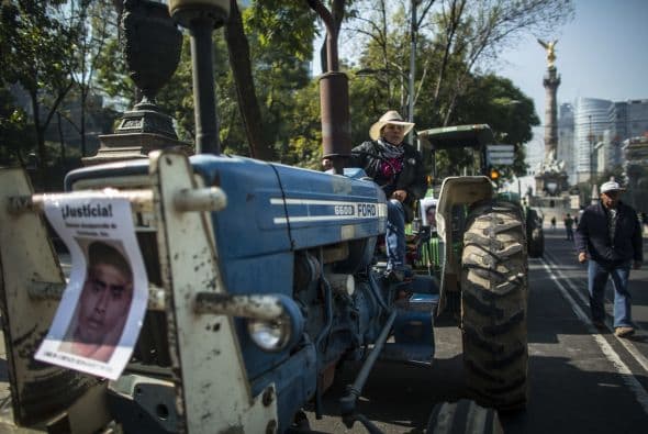 Campesinos mexicanos marcharon abordo de 43 tractores, uno por cada uno de los estudiantes desaparecidos.  