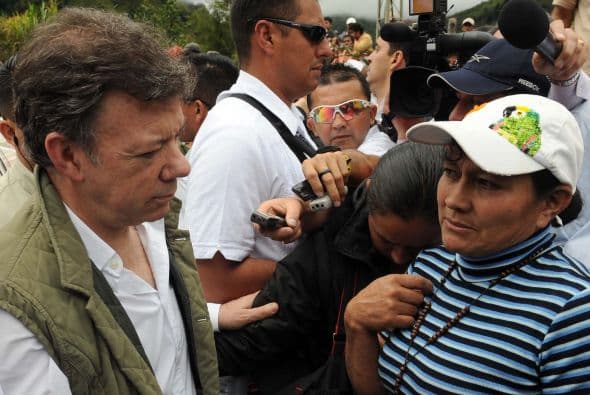 "Nuestro corazón está con las familias de las personas que están en este momento desaparecidas. Estamos haciendo todos los esfuerzos para localizarlas", dijo Santos al hacer un recorrido por el lugar del derrumbe.