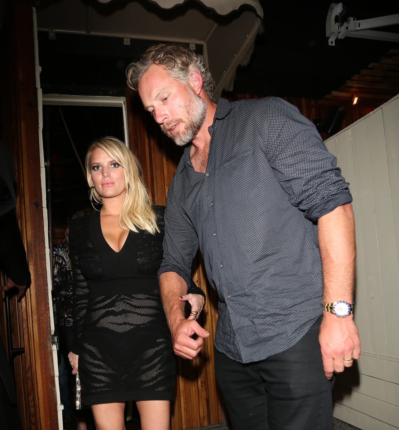 La diseñadora tenía que apoyarse en su marido para caminar.