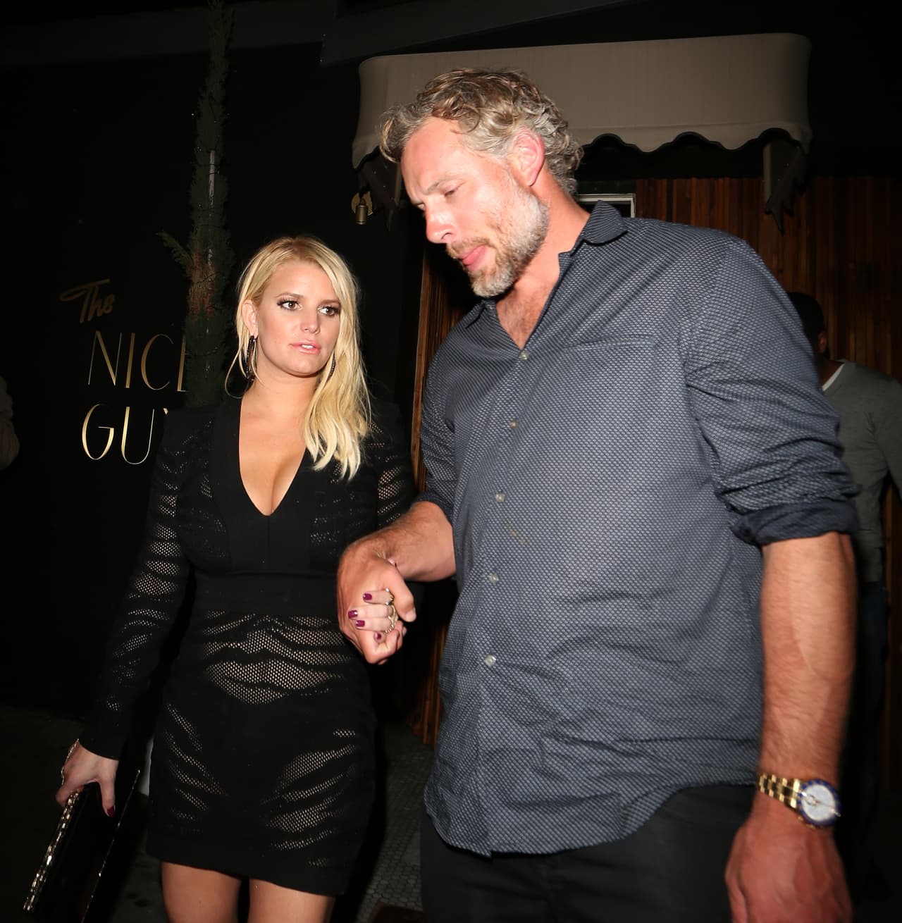 Él, como todo un caballero, no se separó de ella en ningún momento.