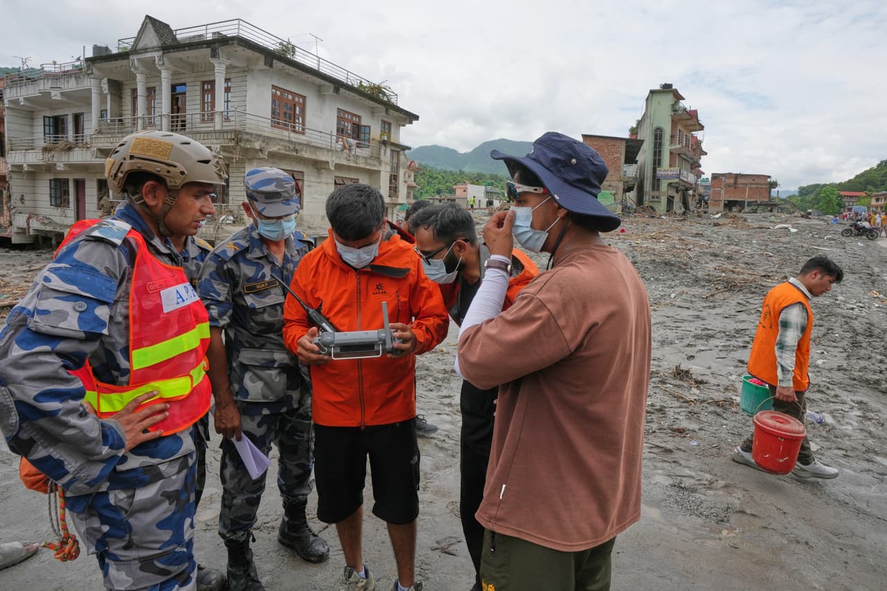La policía y los equipos de rescate utilizan un dron para evaluar la situación sobre el terreno tras las inundaciones repentinas en Devighat, en el distrito de Nuwakot, Nepal, el sábado 29 de agosto de 2026.