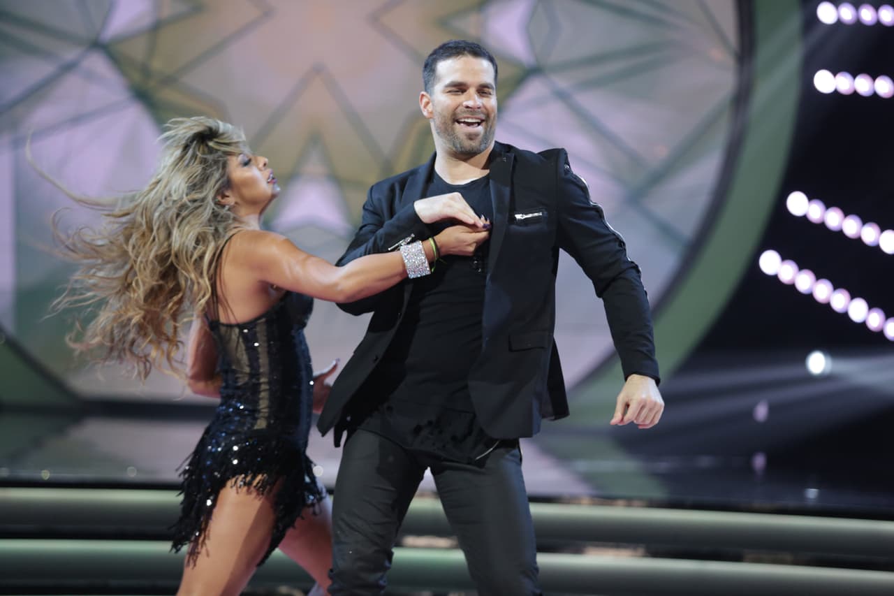 Alejandro Nones regresó a la pista para bailar una bachata al ritmo de 'Culpa al corazón'.