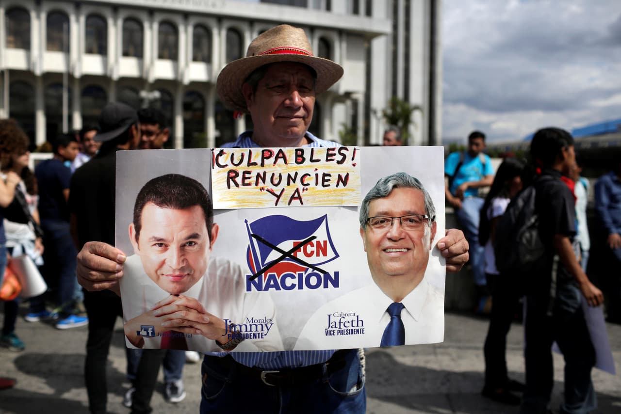 En una de las pancartas se lee "Culpables, renuncien", en referencia al mandatario Morales, quien aseguró que sacará del cargo a quienes hayan tenido "responsabilidad directa" en el centro de menores que tenía capacidad para 400 pero albergaba a más de 500. (Saúl Martínez/Reuters)