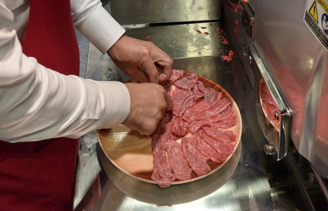 A una familia que hizo su fortuna vendiendo radios gasta diariamente 500 dólares en un trozo de carne de Wagyu, una raza bovina japonesa que proviene del Kobe, pues dicen este tipo de carne les hace estar conectados con su espíritu y valorar la naturaleza.