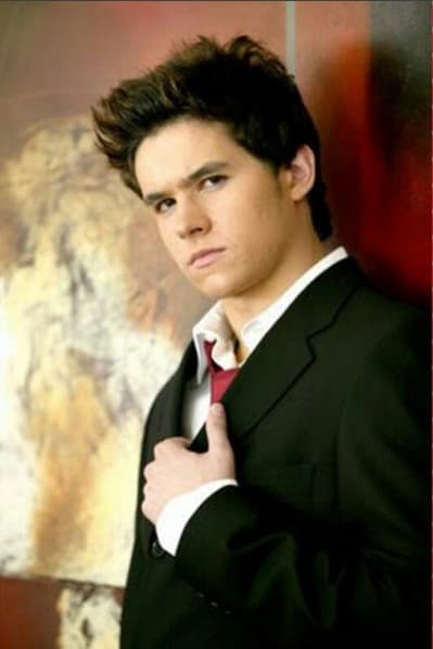 En su adolescencia ya era considerado un galán y consiguió un lugar en la 'Elite Way School' de 'Rebelde'.