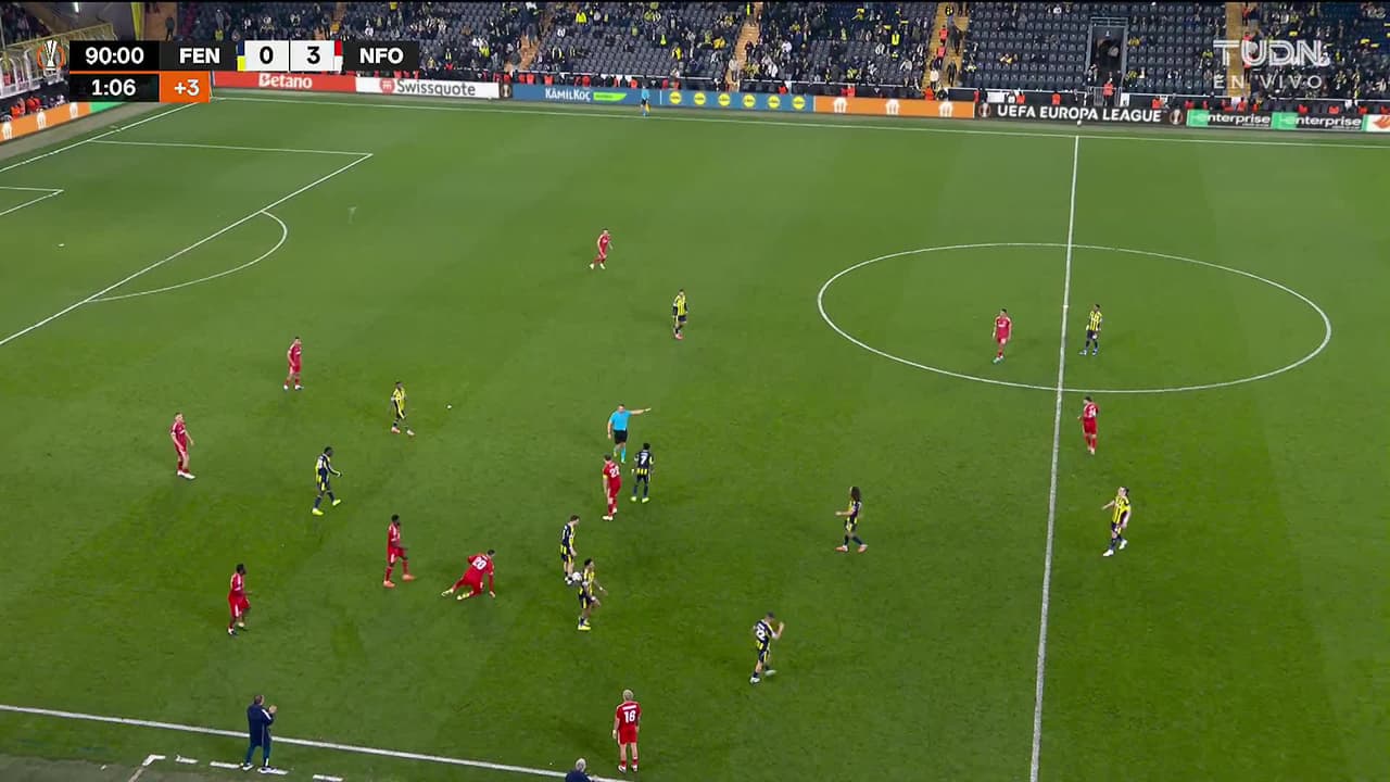 ¡TIRO ATAJADO! disparo por Neco Williams.