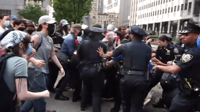 La protesta se produce después del arresto el viernes de Joaquin Rosario Espinal, ciudadano dominicano, dentro de una corte federal de Manhattan.