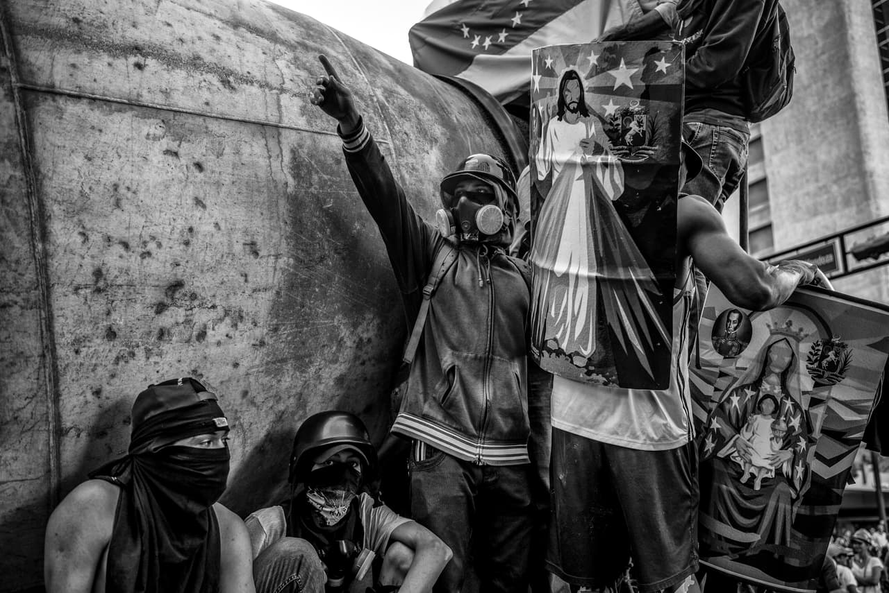 Manifestantes contra el gobierno del venezolano Nicolás Maduro en 2017. Bajo el mandato de Hugo Chávez que comenzó en 1999, Venezuela experimentó el mayor auge económico de su historia. Maduro, quien sucedió a Chávez después de su muerte en 2013, ha liderado el espectacular declive que llevó al país a una 
<a href="https://www.univision.com/noticias/crisis-en-venezuela/fin-del-ultimatum-estos-paises-de-europa-reconocen-a-guaido-como-presidente-interino-de-venezuela"><u>crisis económica y política sin precedentes</u></a>. La serie, realizada por el venezolano Alejandro Cegarra, fue nominada en la categoría de proyectos a largo plazo y algunas de estas imágenes pueden verse en la pieza 
<a href="https://www.univision.com/noticias/america-latina/podcast-erase-una-vez-venezuela"><u>'Érase una vez Venezuela', un podcast de tres episodios publicado por Univision Noticias. </u></a>