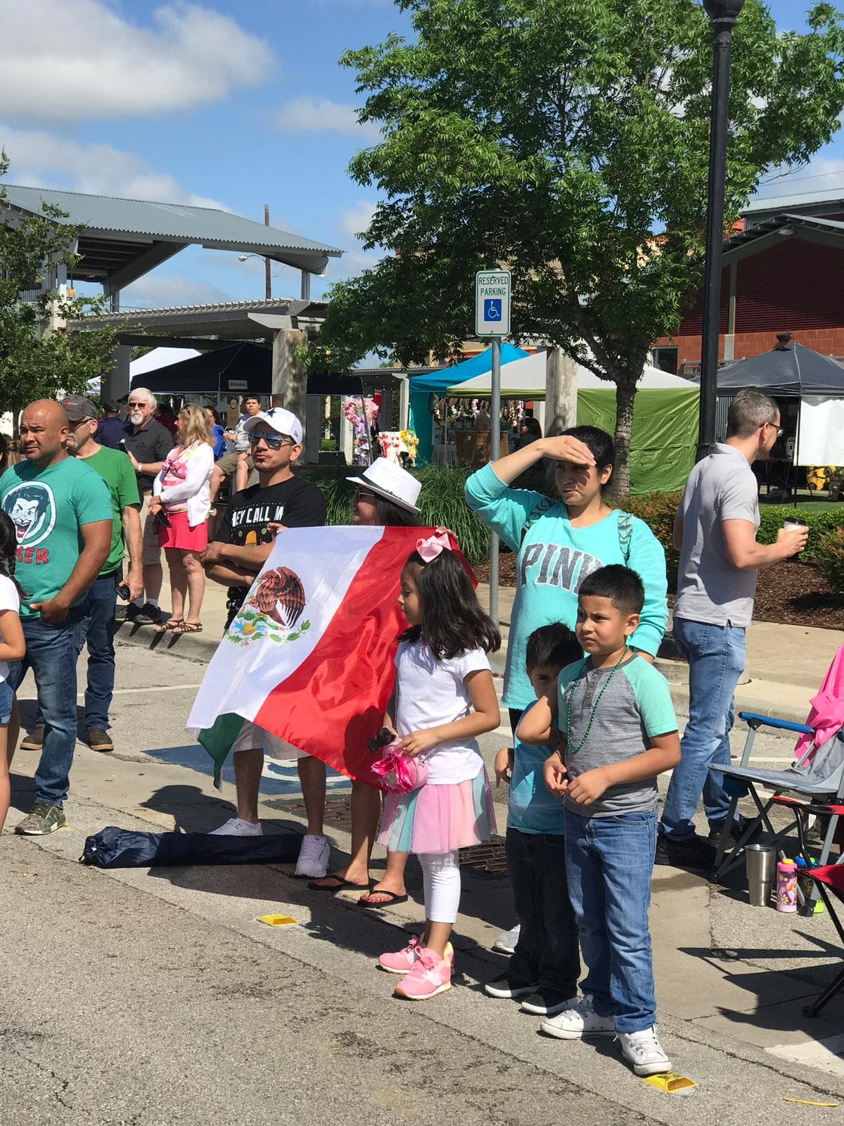 Familias mexicanas mostraban la bandera de su Nación llenas de orgullo.