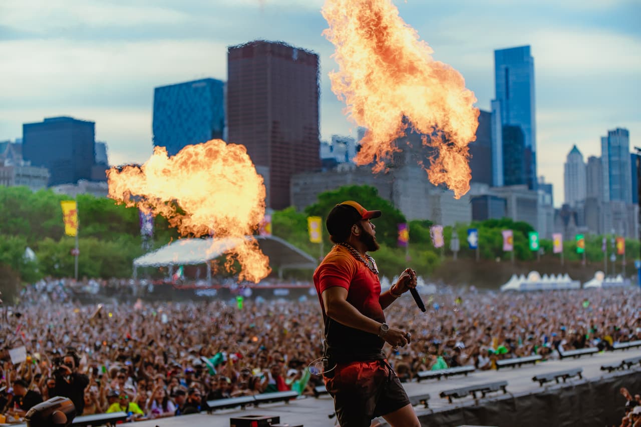 El escenario literalmente se encendió con "el rey del dembow", El Alfa, y temas como Gogo Dance y La Mamá de La Mamá. 
<br>