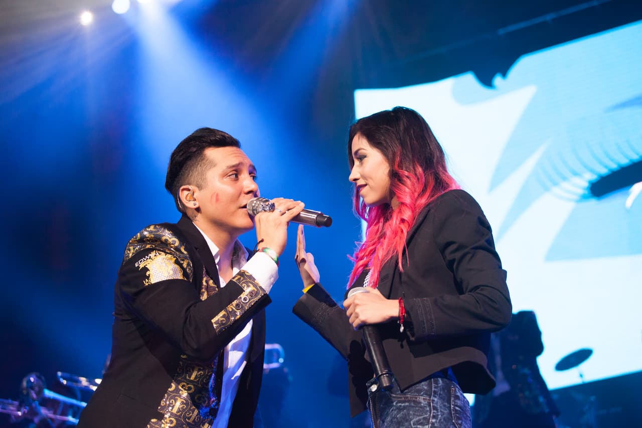 Las horas pasaban y la fiesta continuaba. Ahora Edwin Luna invitó al escenario a la cantante Daniela Calvario y juntos interpretaron el tema 'Supiste hacerme mal'.
