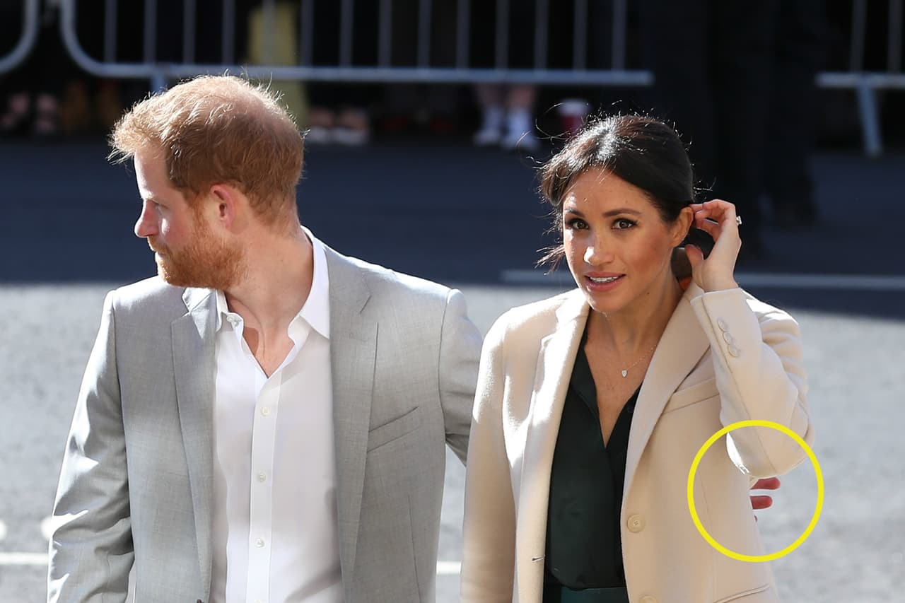 Octubre 3, 2018. Al caminar, Harry acostumbra poner su brazo detrás de la espalda de Meghan.