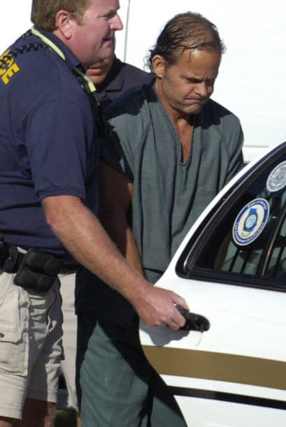 Lo malo es que la policía soltó a Mark McLeod al día siguiente del arresto, pese a que había violado una orden de restricción previa. Entre sus pertenencias, la policía encontró miles de fotos de Miley Cyrus. De terror...