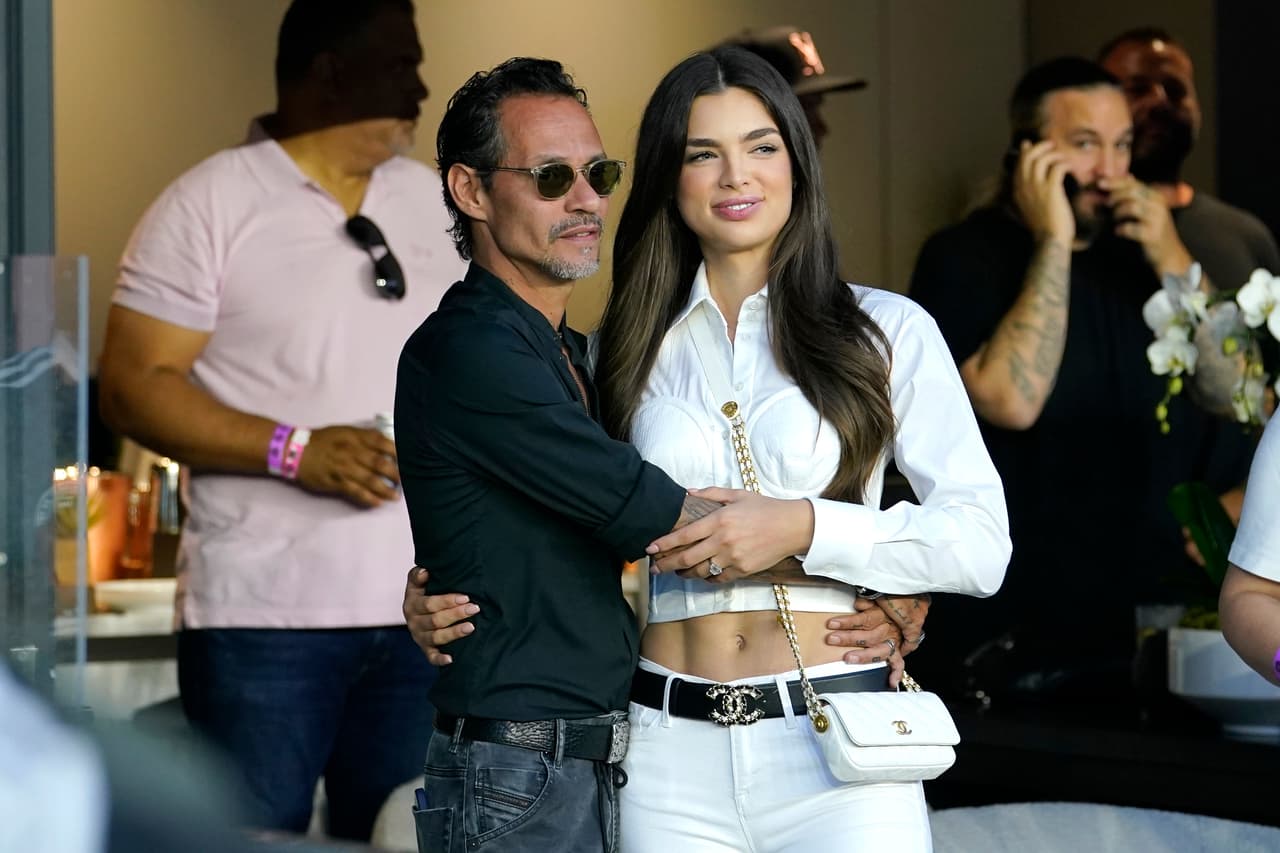 Al cantante, de 53 años, se le vio con las manos sobre su novia, de 23, mientras se mostraban cariñosos ante los ojos de todos.
<br>