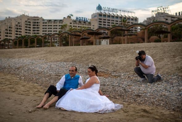 Por lo regular el vestido de novia y el traje del novio quedan destruidos, entre más original sea la fotografía.