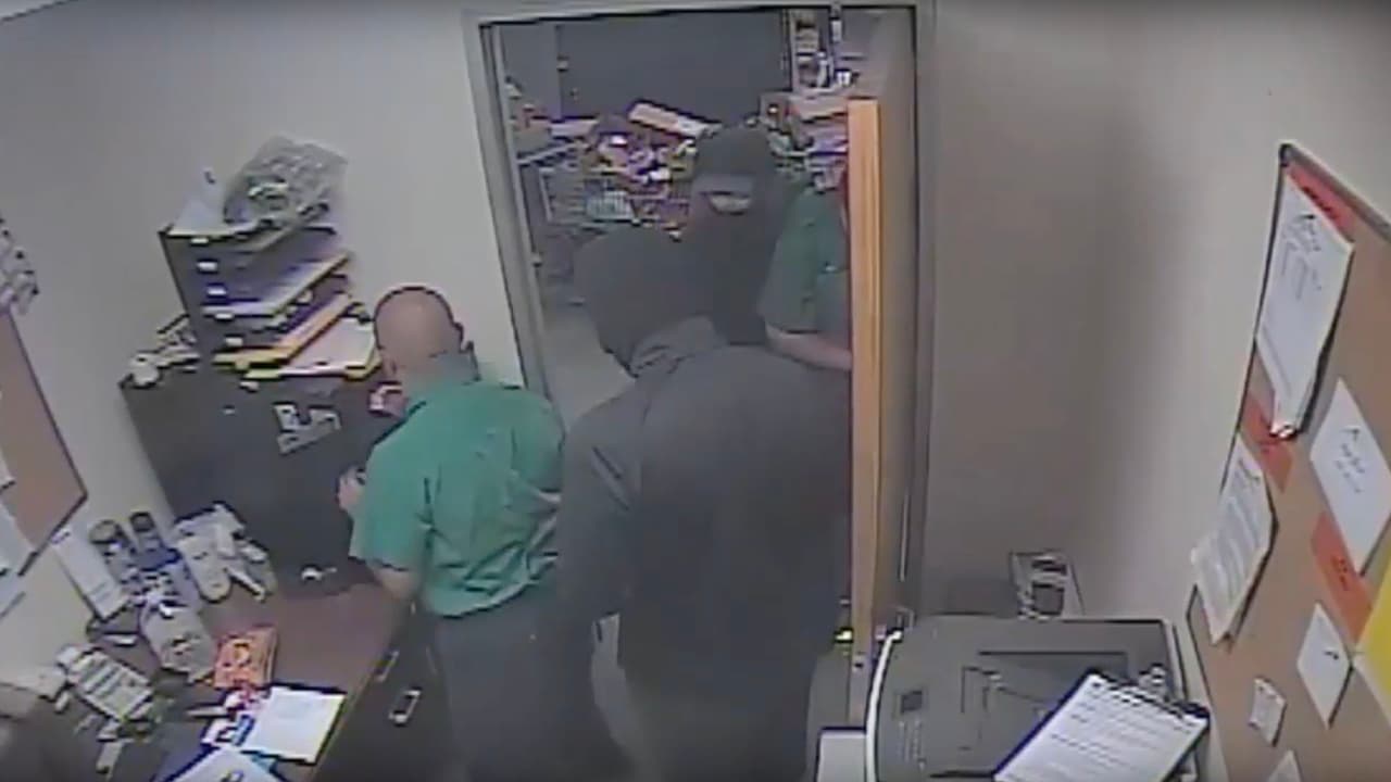 Policía busca a sospechosos de haber robado una tienda de auto partes al sur de Houston