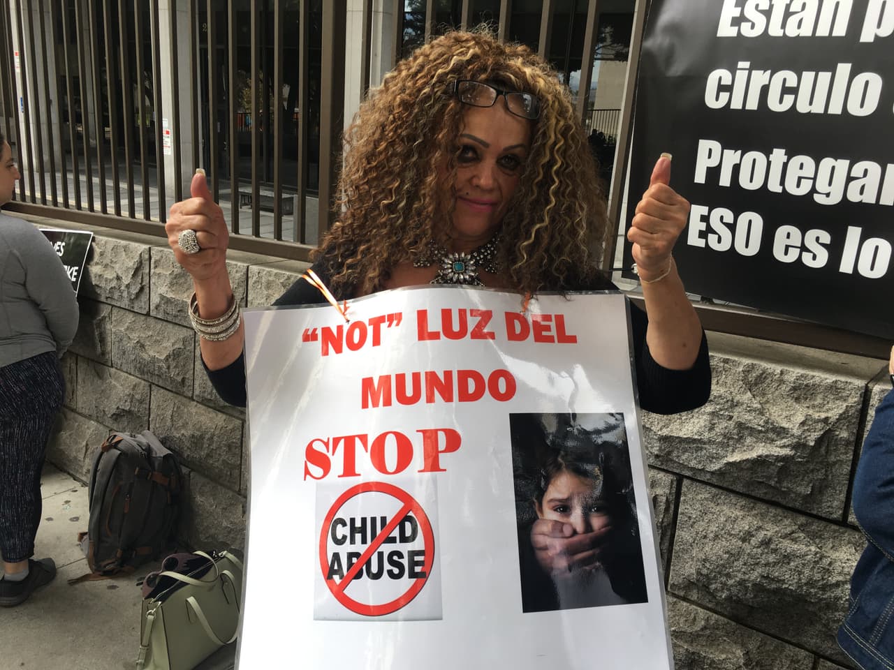 La manifestación atrajo a personas de varias partes de Estados Unidos. Ellos denuncian que los abusos sexuales contra las mujeres, en particular, se repiten desde que la congregación fue fundada en México.