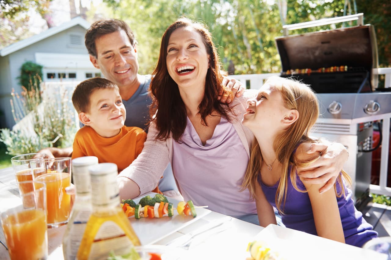<b>10. Intente organizar algunas comidas familiares al aire libre</b>
<br>
<br>"Las comidas son un momento de mayor riesgo porque nuestras máscaras tienen que estar fuera de nuestro rostro, y esa es una de las razones por las cuales los restaurantes tienen que pensar cuidadosamente sobre cómo volver a abrir. Ciertamente, lo que algunos de los restaurantes están haciendo es cenar al aire libre porque es un poco menos arriesgado tener circulación de aire fresco ", dijo Lockwood.
<br>
<br>“También debes intentar mantener algo de distancia en la mesa. No sentarse demasiado juntos puede ser otra forma de estar seguro. No deberías compartir alimentos ellos mismos; debes asegurarte de que todos tengan su propia comida para que no sumerjan el tenedor en la comida de otra persona y luego se lo lleven a la boca. Por lo tanto, no compartir, mantener un poco de distancia y preferiblemente cenar afuera si puedes”.
<br>