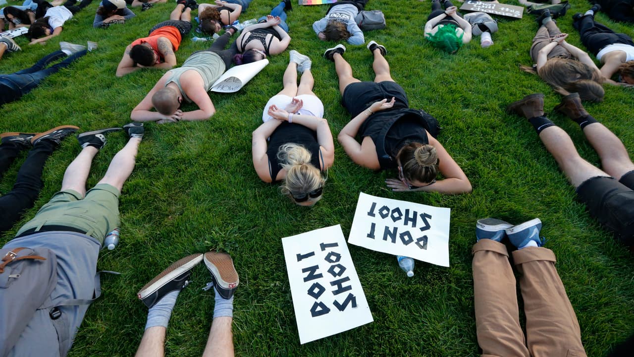 En Salt Lake City también varios manifestantes participaron en la protesta tendidos boca abajo. "Creemos absolutamente que fue torturado en los últimos 8 minutos y 46 segundos de su vida", ha dicho el abogado de la familia Floyd, Ben Crump, que también litiga en los casos de otros afroestadounidenses víctimas del
<b><a href="https://www.univision.com/temas/abuso-policiaco">abuso policiaco</a></b>.