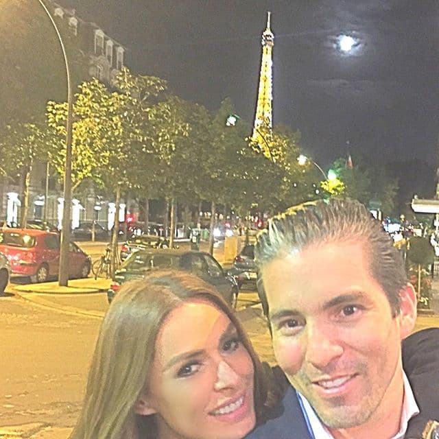 Cumpliendo con esta costumbre, entonces sí partieron para ir a tomar el sol a Grecia.