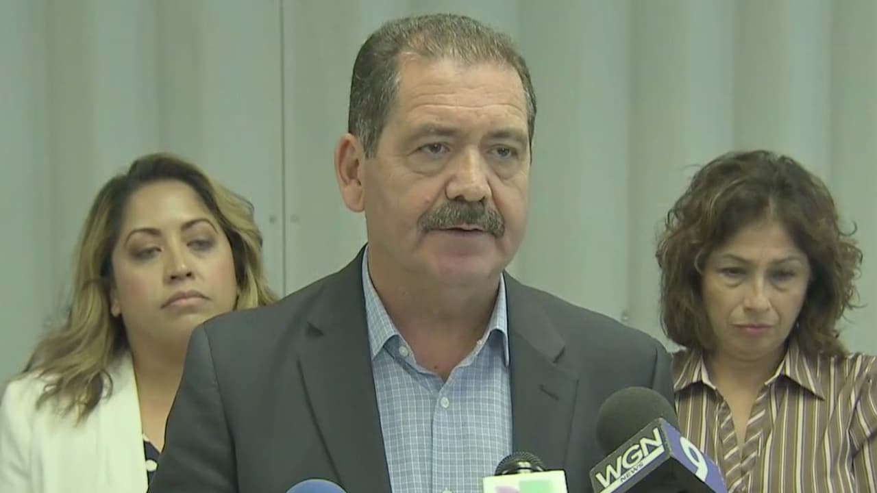 “No pueden respirar el aire ni ver el sol”: Representantes de Illinois evalúan centro de detención de inmigrantes