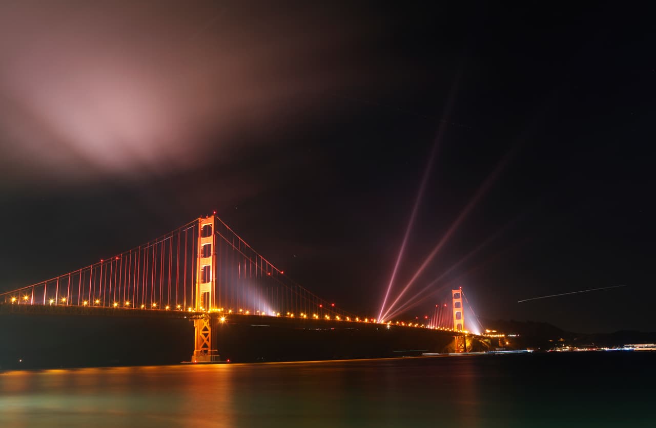 <b>Un símbolo. </b>El puente Golden Gate es uno de los principales íconos de la ciudad de San Francisco, del estado de California y de EEUU. El color rojizo del puente, reconocido por todos, es el color de la pintura contra el óxido que protege la estructura metálica, expuesta constantemente al aire marino.