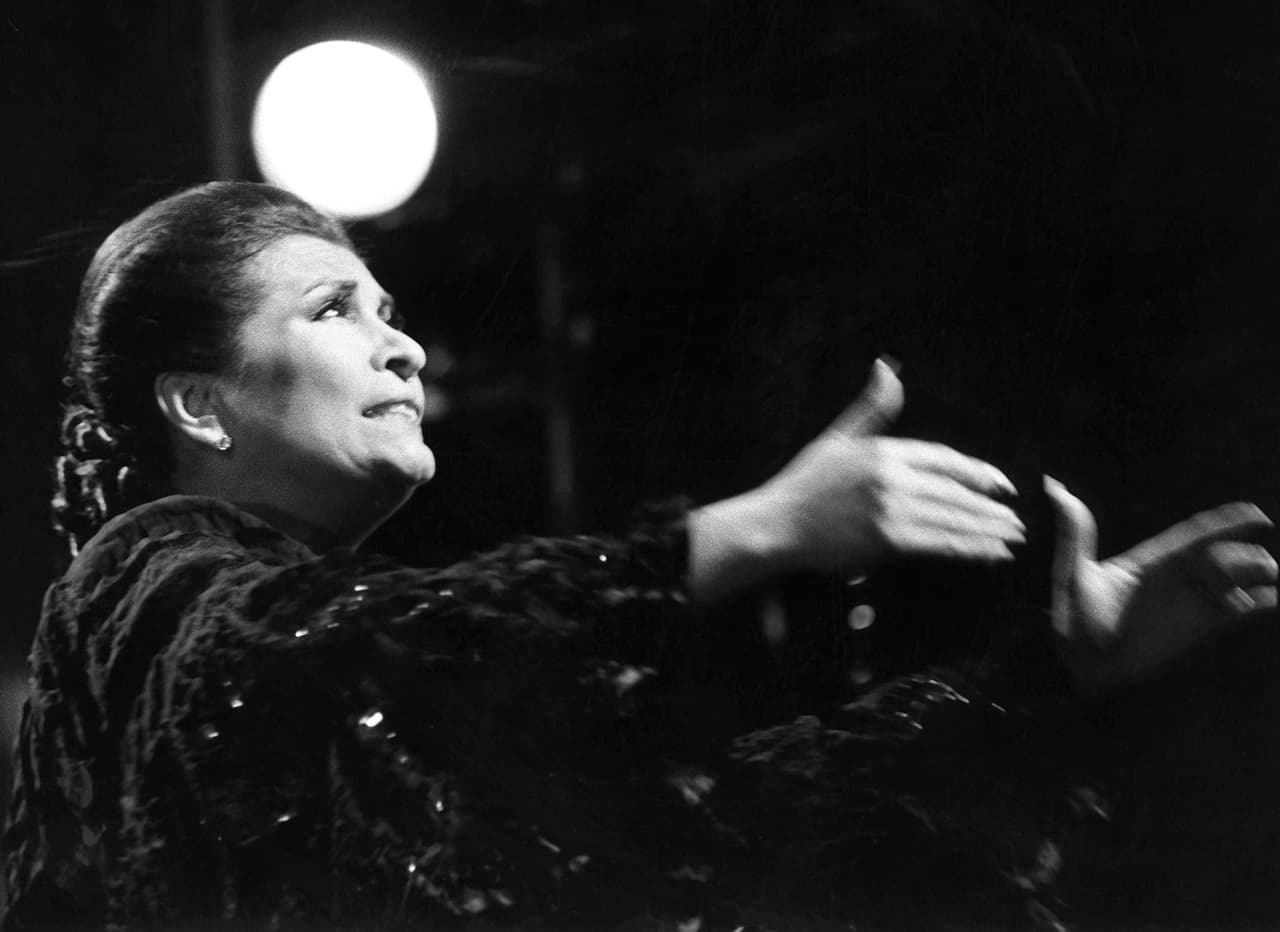 "No, ella 
<b>solamente compuso creo que dos temas</b> que fueron dedicados precisamente al papa Juan Pablo II, y no, (el resto de) todas la canciones serían de catálogo", señaló Leal al show.