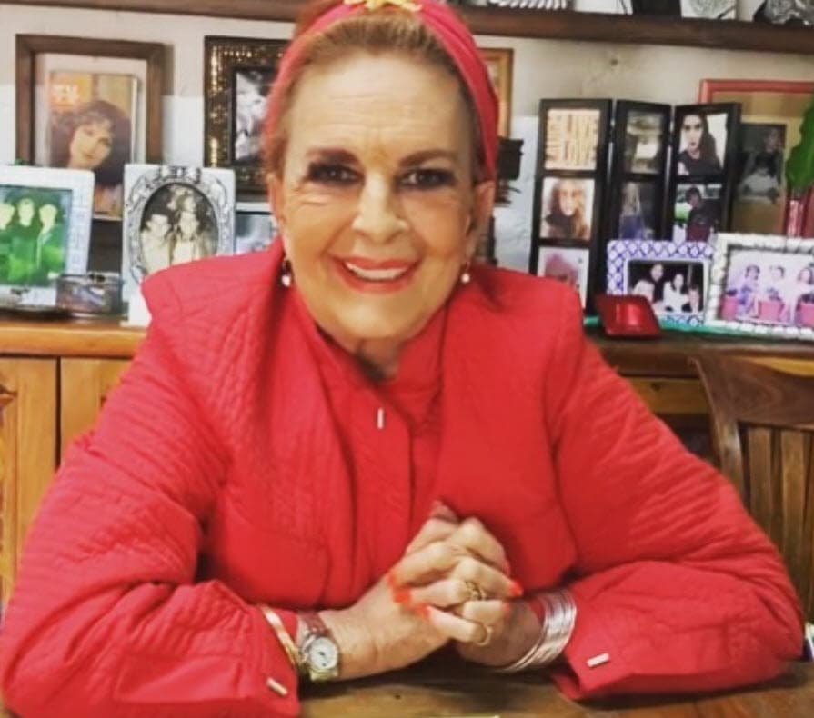 "Tiene unos ojitos verdes papujos; es español, me cae muy bien, y a los 80 años es un amor extraordinario. Él es muy paseador; yo ya no", admitió la conductora. 
<br>