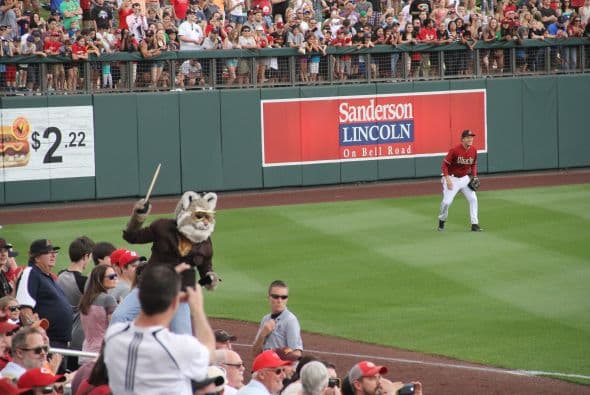 ¡El famoso comediante Will Ferrell se lució jugando con 10 equipos diferentes de la MLB  en cinco partidos del Spring Training en un solo día! Mientras los fans le hacían porras al comediante, éste les hacía bromas desde la cancha. Su hazaña fue grabada para una producción televisiva que será transmitida por HBO a finales de año.