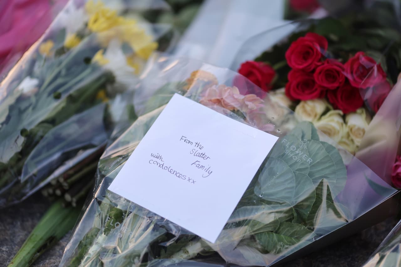 De inmediato, las flores comenzaron a bordear la reja del castillo de Windsor.
<br>
<br>Según el plan de sucesión, conocido como 
<b>"Operación se cayó el puente de Londres" </b>
<i>(London bridge is down)</i> todos los departamentos del gobierno deben llevar las banderas a media asta durante los siguientes 10 minutos a la comunicación de la muerte de la reina. 
<br>
<br>El féretro de la reina reposará durante tres días en el Parlamento y será enterrado 10 días después de su muerte. El día del funeral, que se celebrará en la Abadía de Westminster, será un día de luto nacional y la reina será enterrada en la Capilla Conmemorativa del Rey Jorge VI en el Castillo de Windsor, donde están los cuerpos de varios monarcas.
<br>