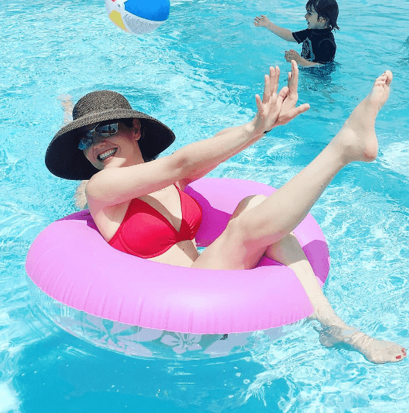 Mucho sol y diversión, así es como ella se lo pasa increíble en el agua.