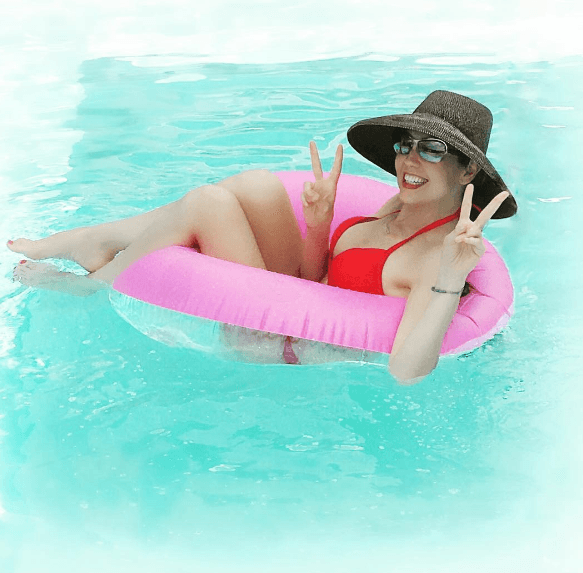 Ya más relajada, así se ha lucido en la alberca.