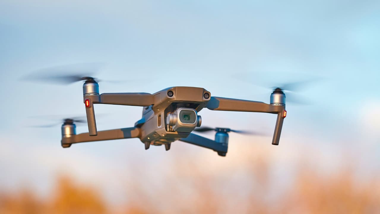 <h3 class="cms-H3-H3">🔎 Preguntas comunes y respuestas sobre cómo volar y operar un dron en Texas </h3>
<br>
<b>🔴 ¿Es necesario tener seguro para un dron en Texas? </b>
<br>🟢 Aunque la FAA no requiere que los pilotos de drones posean seguro, es altamente recomendable adquirir una póliza de seguro, especialmente si operas con fines comerciales. Esto cubre los daños a terceros y el equipo en caso de accidentes.