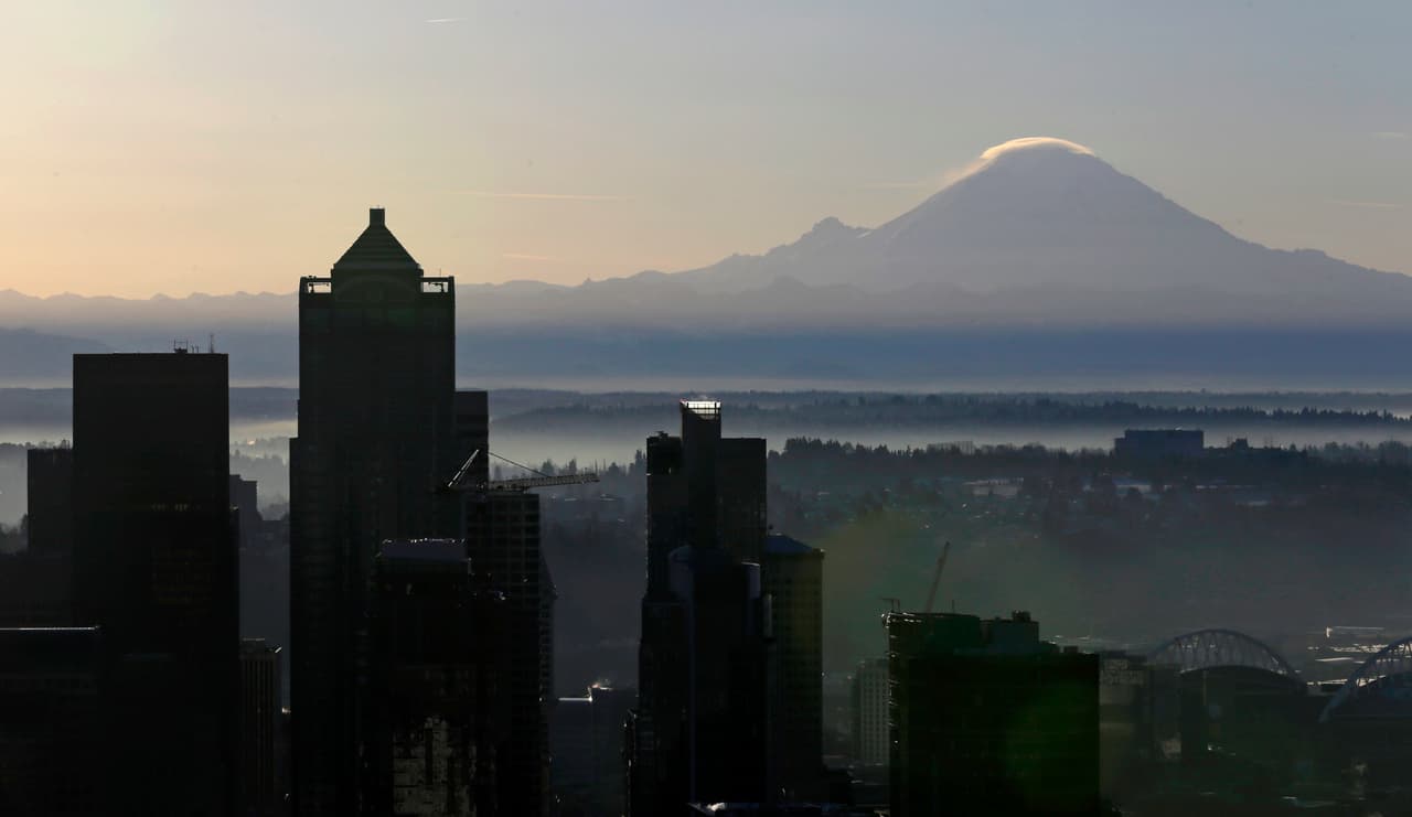 <b>3.- Mount Rainier, Washington</b>. Ubicado al sur de la ciudad de Seattle, este volcán es la atracción turística por excelencia de esa región de EEUU. Está considerado uno de los volcanes más peligrosos del mundo y su principal amenaza es que está muy cerca del área metropolitana de Seattle y Tacoma, donde viven cerca de 4 millones de personas. Su más reciente erupción ocurrió en 1894.