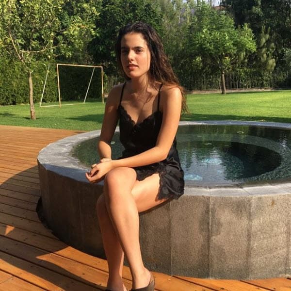 Por un momento su papá intentó convencerla de que la música no era para ella: "Desde la panza de mi mamá yo canto y dije que iba a ser cantante. Me quisieron convencer que no lo hiciera porque el ambiente (es muy pesado), pero a mí me entraba por un oído y me salía por el otro", reveló para el portal 
<a href="https://www.debate.com.mx/show/Camila-Fernandez-Me-quisieron-convencer-que-no-lo-hiciera-20170317-0077.html">El Debate</a>.