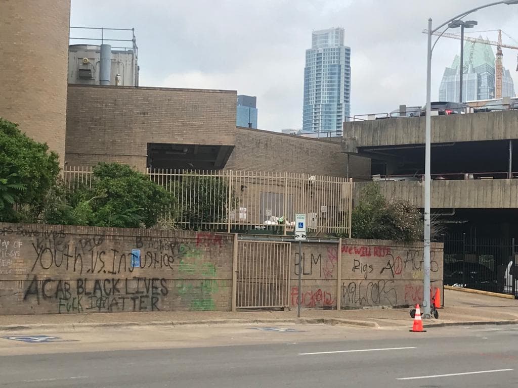 Según reportes, varios negocios en el centro de Austin fueron saqueados por personas dentro de la manifestación.