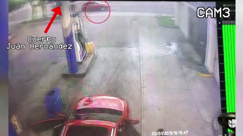 En esta imagen se aprecia cómo el carro de Lyle pasa junto al cuerpo de Juan Hernández, que sigue tendido en el piso. Lyle pensaba que la víctima podría volver a levantarse y reaccionar a lo ocurrido.