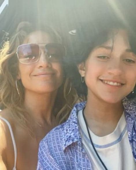 El cambio de 'look' de Emme le ha sentado tan bien que los seguidores de JLo no paran de alabarlo en las fotos que su mamá sube a Instagram. En esta 'selfie' hubo quienes llamaron "suegra" a 'la diva del Bronx'; otros aplaudieron los 'outfits' tan casuales que Emme crea.