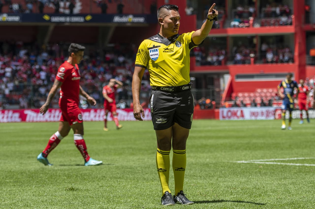 Fernando Guerrero marca una falta en favor de Monarcas Morelia