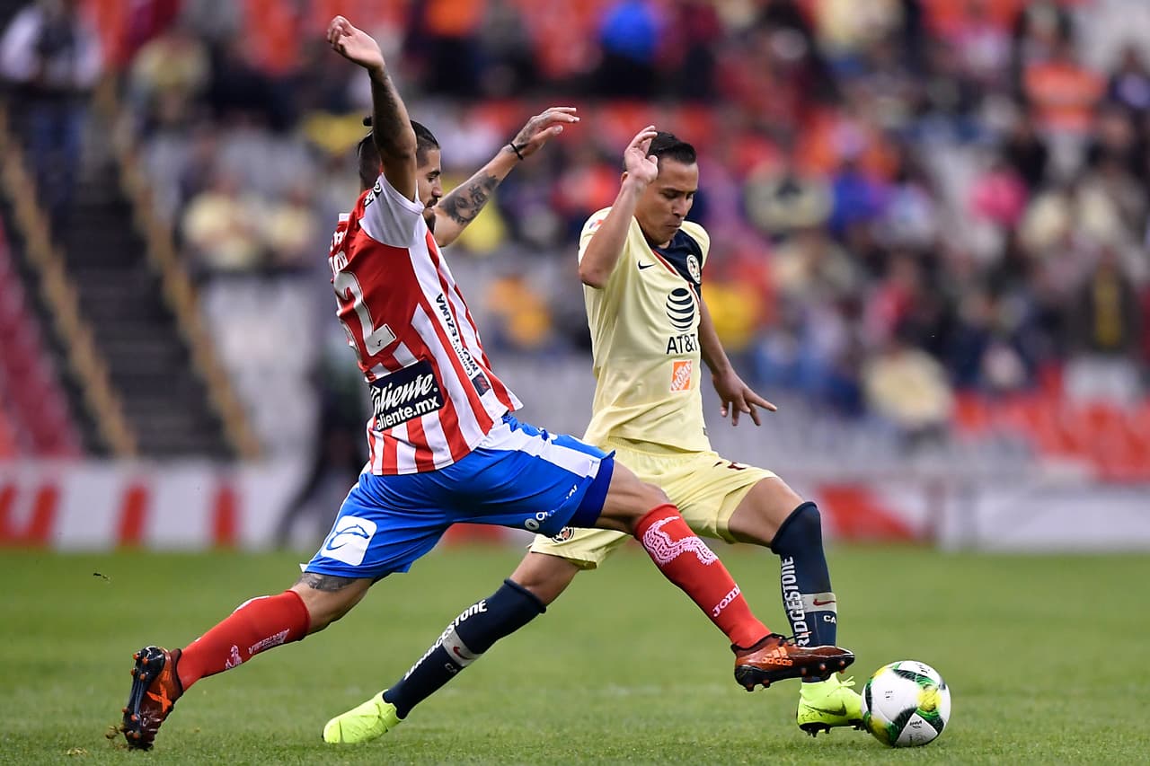 El equipo local, apelando al estilo de juego de Miguel Herrera, desquició a su rival los primeros minutos con velocidad y explotando las bandas.