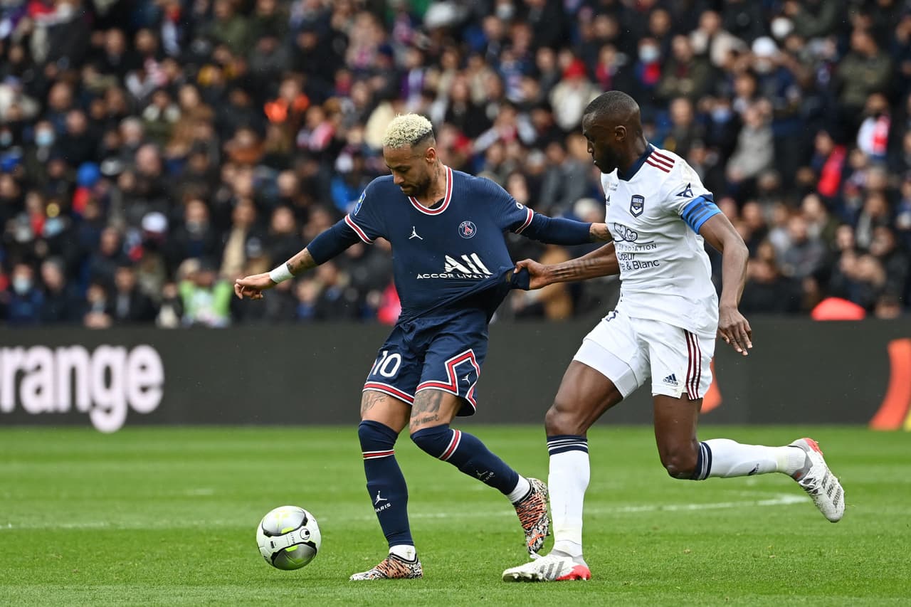 El PSG goleó al Bordeaux con los goles de Mbappé, Neymar y Leandro Paredes, pero ni esa victoria evitó los abucheos de sus seguidores, quienes castigaron especialmente al Ney y Lio.