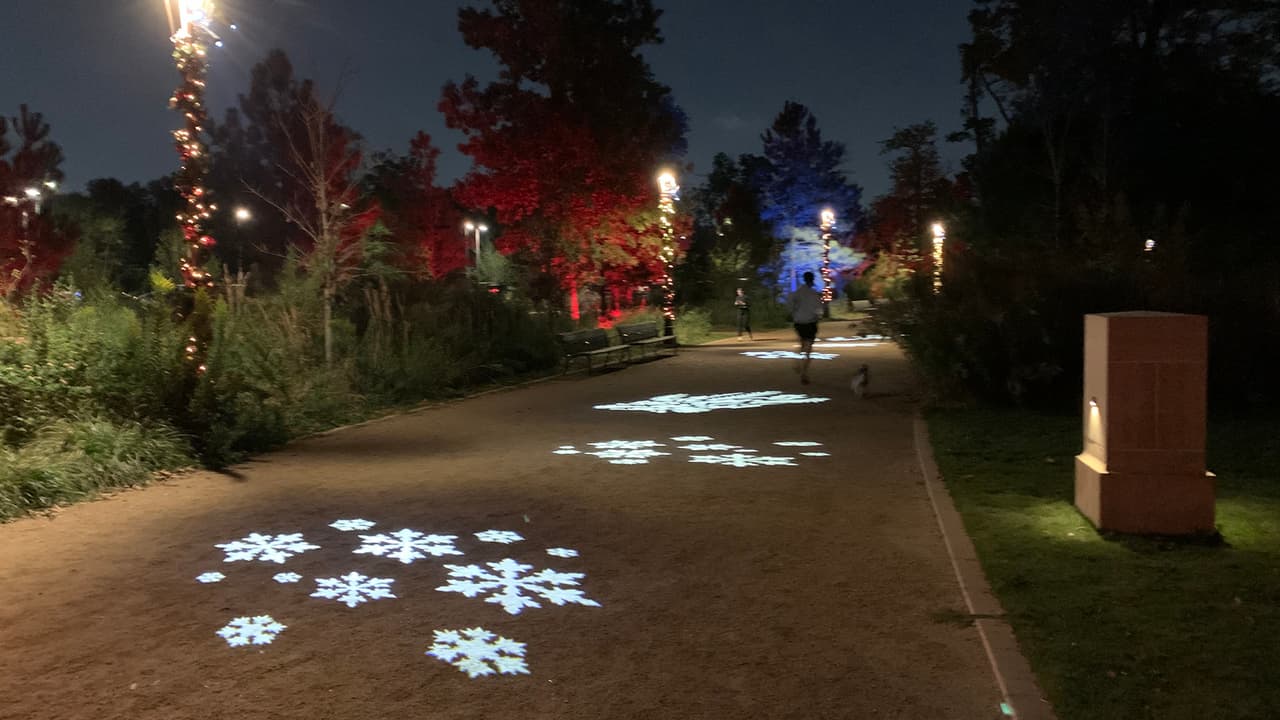 Otro de los lugares a donde puedes ir a ver gratis luces navideñas es el parque Memorial.
