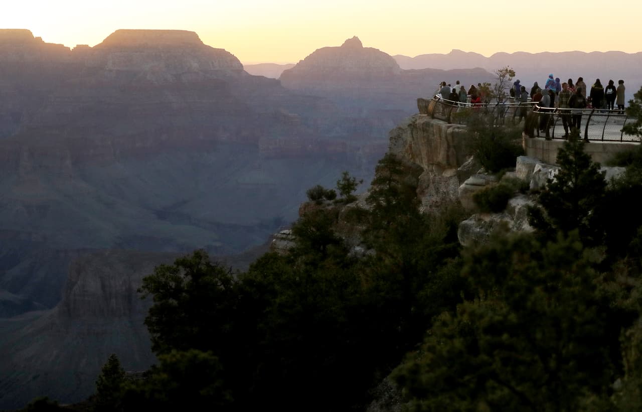 El Parque Nacional del Gran Cañón recibió cientos de visitantes este fin de semana festivo.