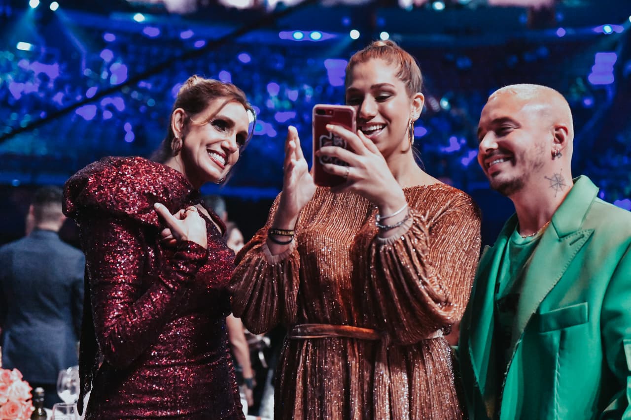 Ya en el interior de la Arena American Airlines, madre e hija tuvieron la oportunidad de convivir con varias luminarias como J Balvin.
