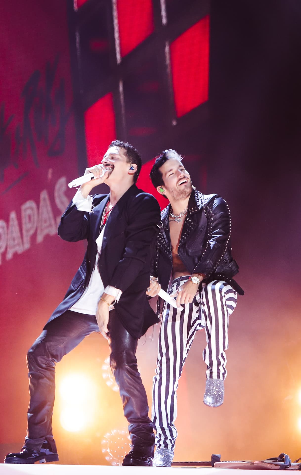 Con un look muy rockero cantaron 'Papás'.