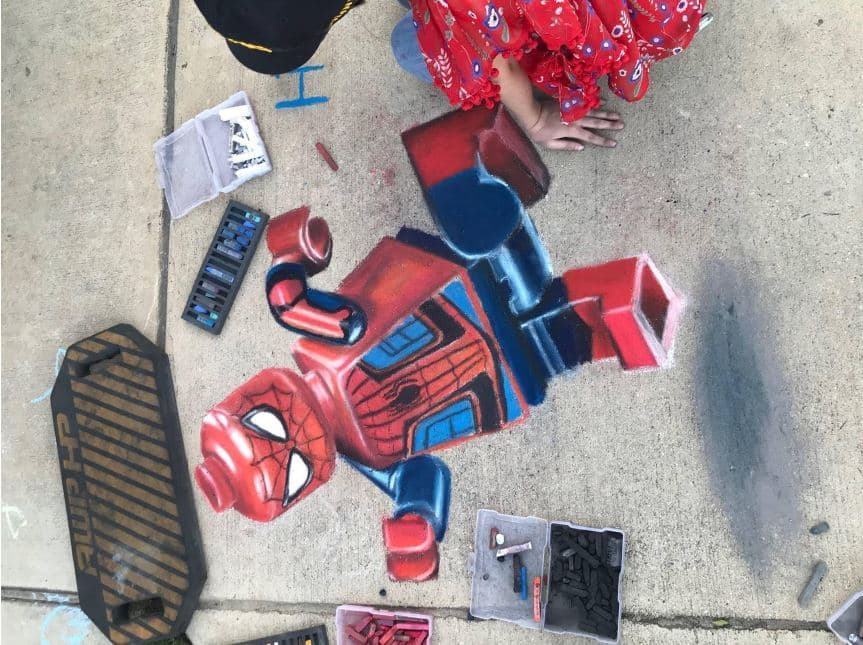 Los dibujos de Jan Riggins y su hija Olivia han logrado cautivar a vecinos y extraños con su arte a través de gis o tiza.