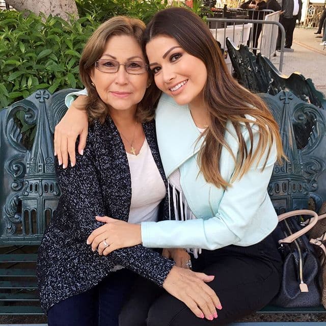 Ana Patricia aprovechó el viaje de trabajo para llevarse a su mami a Los Ángeles. (Mayo 2, 2016)