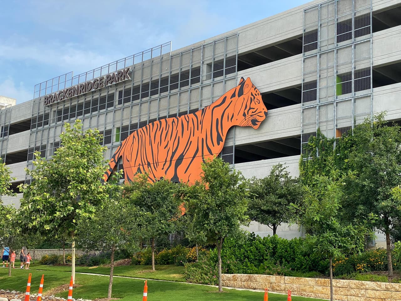 <a href="https://www.facebook.com/SanAntonioZoo" target="_blank">El estacionamiento está ubicado en Tuleta Drive frente al San Antonio Safari and Adventure Park</a>, donde actualmente opera el bosque de dragones de temática medieval durante Halloween.
<br>
<br>"Mantengo mi convicción de que hemos creado el estacionamiento más hermoso del planeta y espero que este estacionamiento inspire y deleite a todos los que lo vean", dijo el presidente y director ejecutivo del zoológico de San Antoni, Tim Morrow.